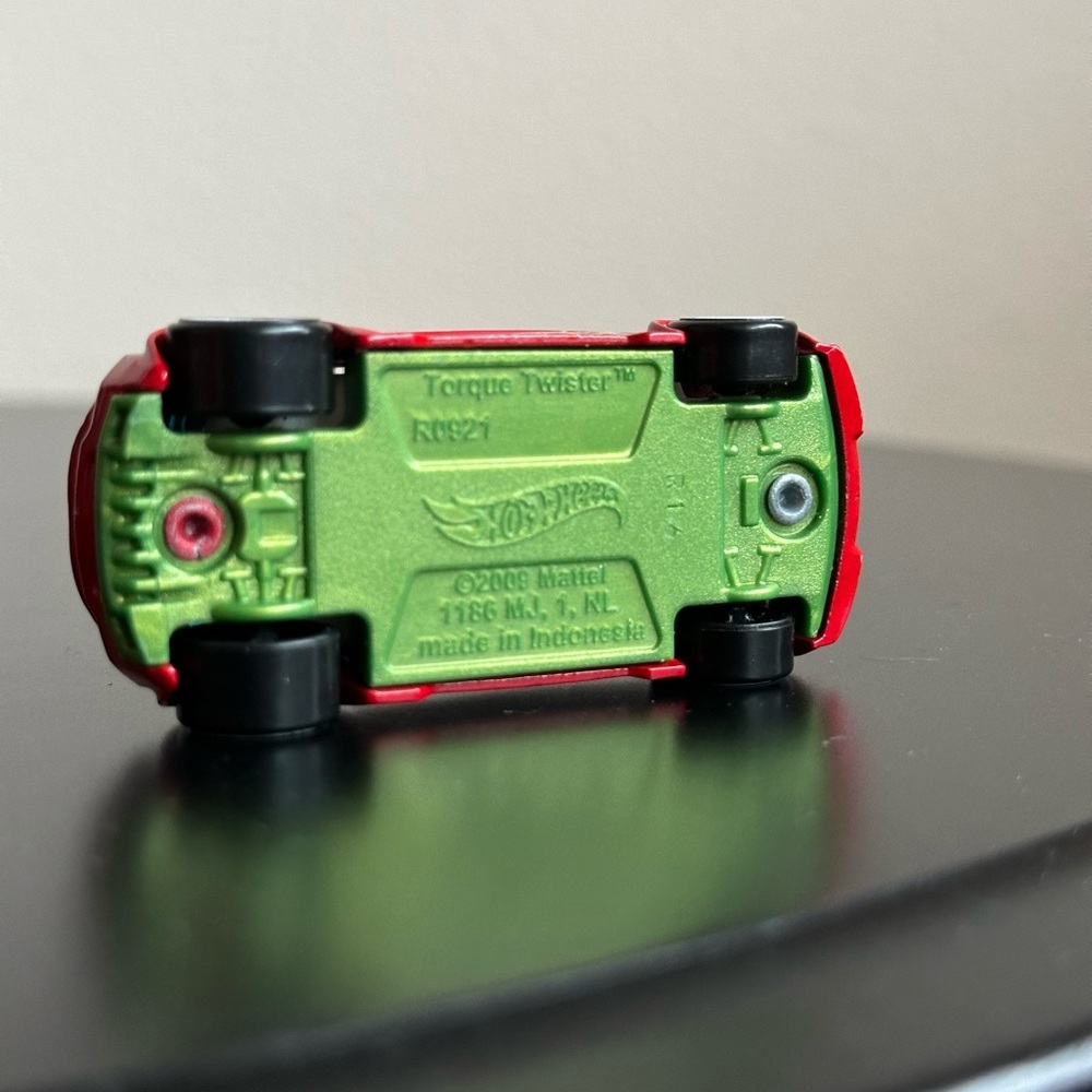 2009 HOT WHEELS TORQUE TWISTER #04 HW RESCUE RED 1:64 DIECAST 2.5" CAR - Picture 12 of 13